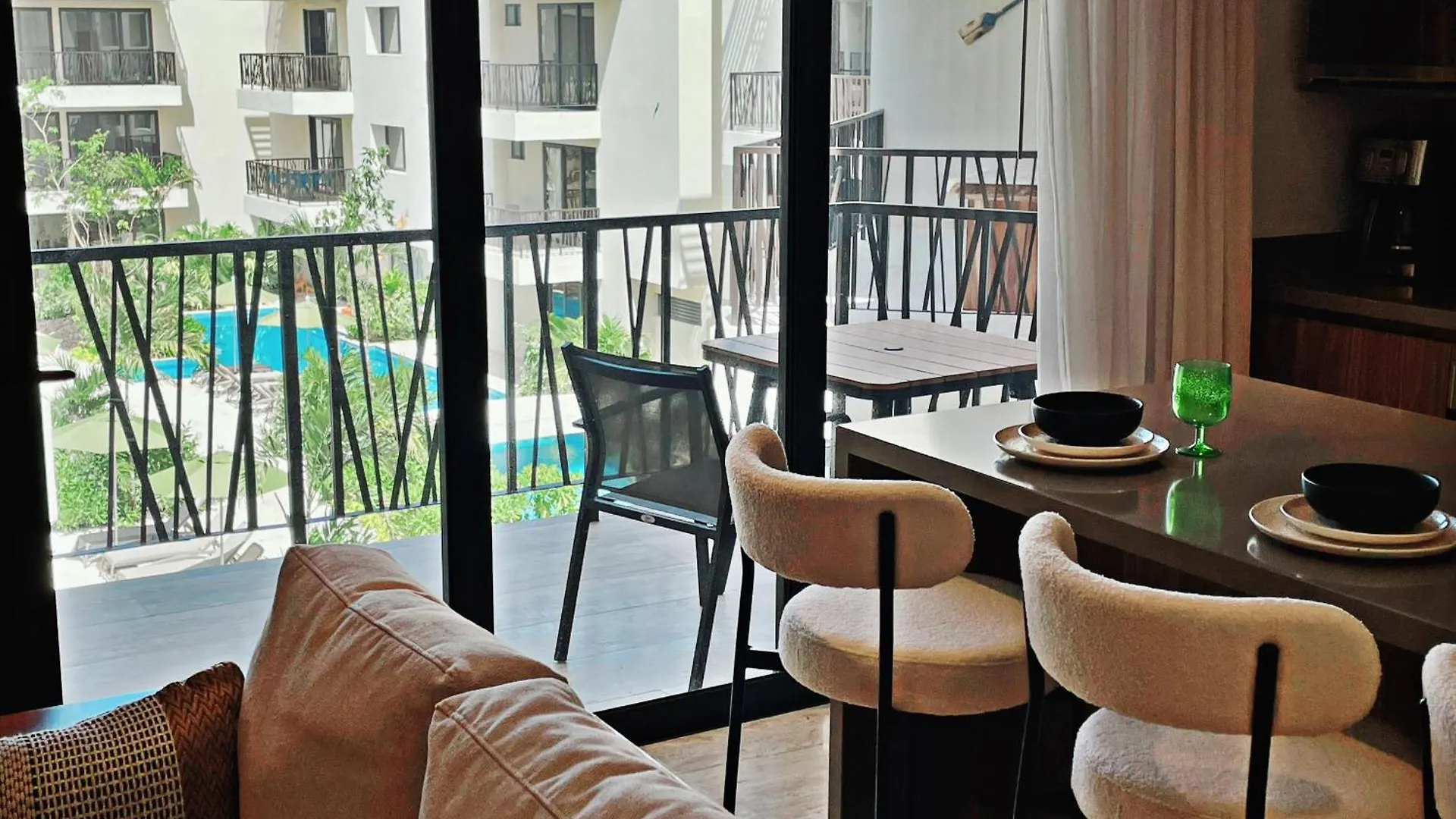 טולום 1 Bedroom With King Bed And Balcony With Amenities View